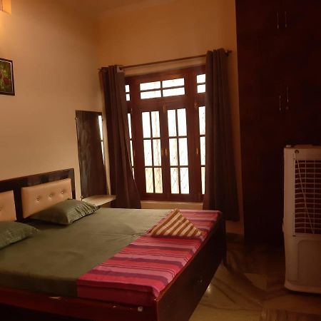 Paarijaat Homestay & Guesthouse Ayodhya Zewnętrze zdjęcie