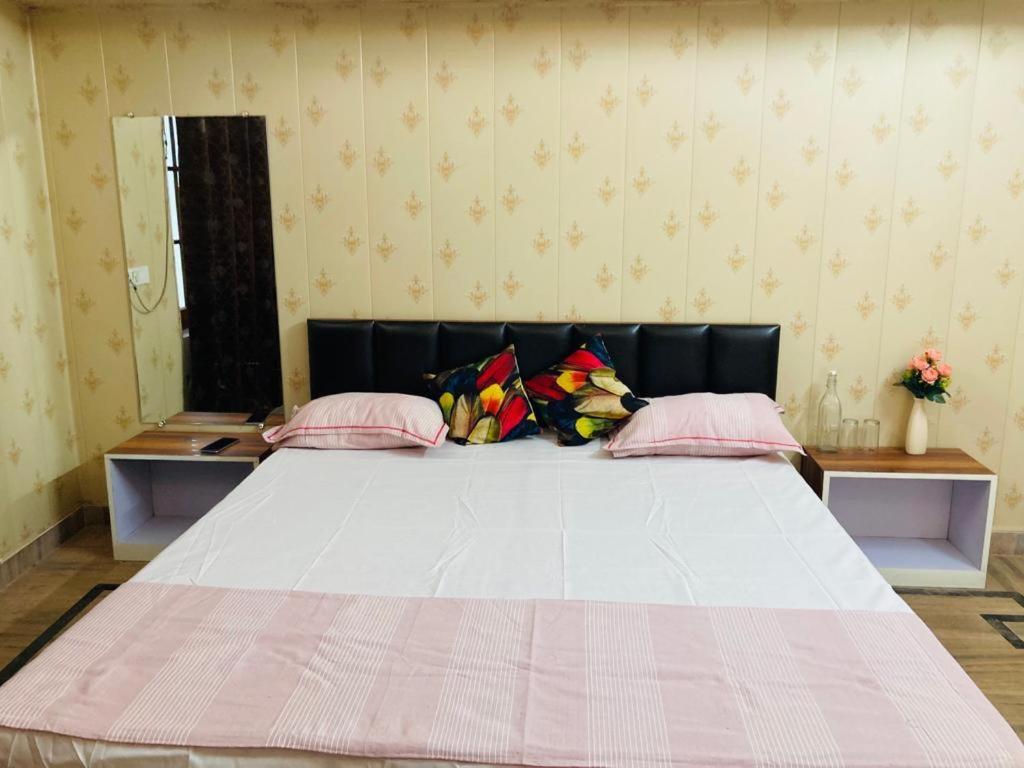 Paarijaat Homestay & Guesthouse Ayodhya Zewnętrze zdjęcie
